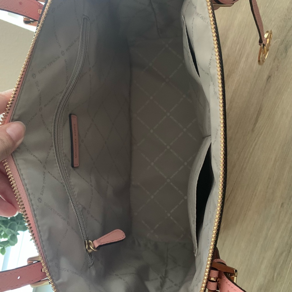 Like new Michael Kors light Rose purse - Picture 4 of 4